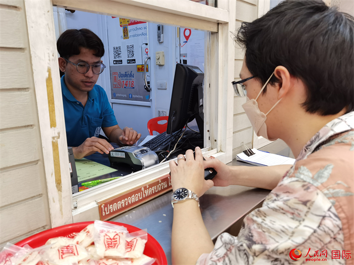 市民在活動(dòng)現(xiàn)場(chǎng)捐贈(zèng)善款。人民網(wǎng)記者 白元琪攝