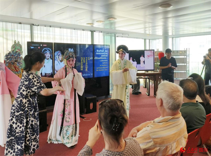 戲迷在昆曲雅集及教學(xué)工作坊活動(dòng)現(xiàn)場(chǎng)體驗(yàn)昆曲藝術(shù)。人民網(wǎng)記者 尚凱元攝