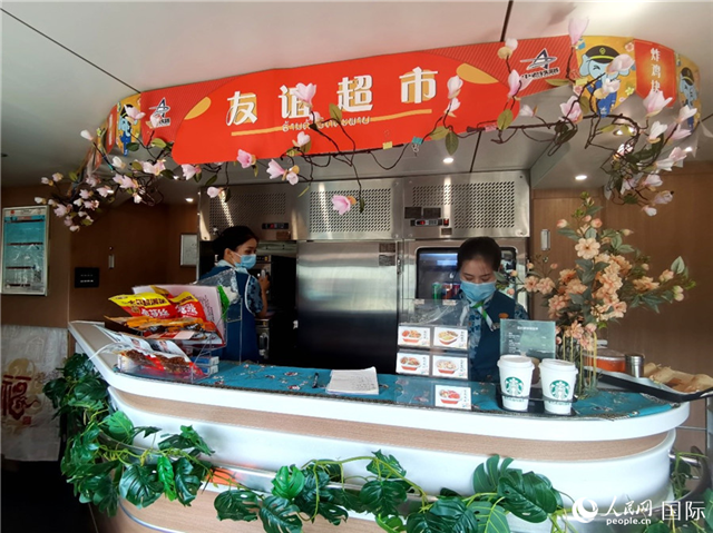 中老鐵路國際旅客列車?yán)锏摹坝颜x超市”。人民網(wǎng) 杜明明攝