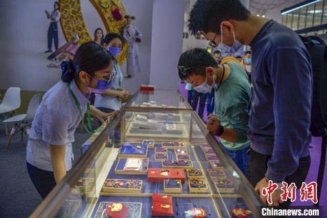 資料圖：民眾選購金飾品。駱云飛 攝