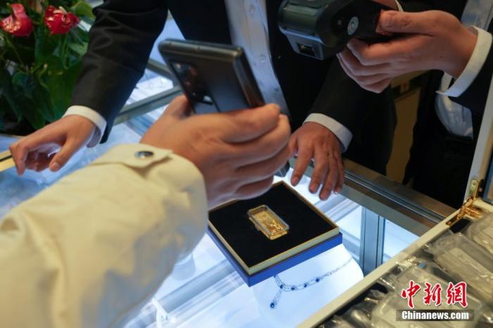 資料圖：顧客在現(xiàn)場(chǎng)掃碼購買冰雪競(jìng)技金條。 <a target='_blank' href='/'><p  align=
