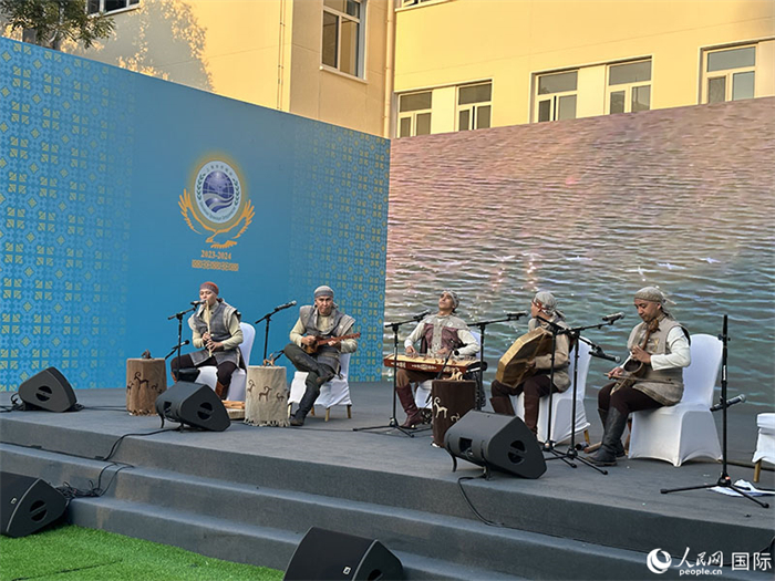 哈薩克斯坦著名音樂(lè)組合“圖蘭”樂(lè)隊(duì)演奏民族音樂(lè)。人民網(wǎng) 阿爾達(dá)克攝