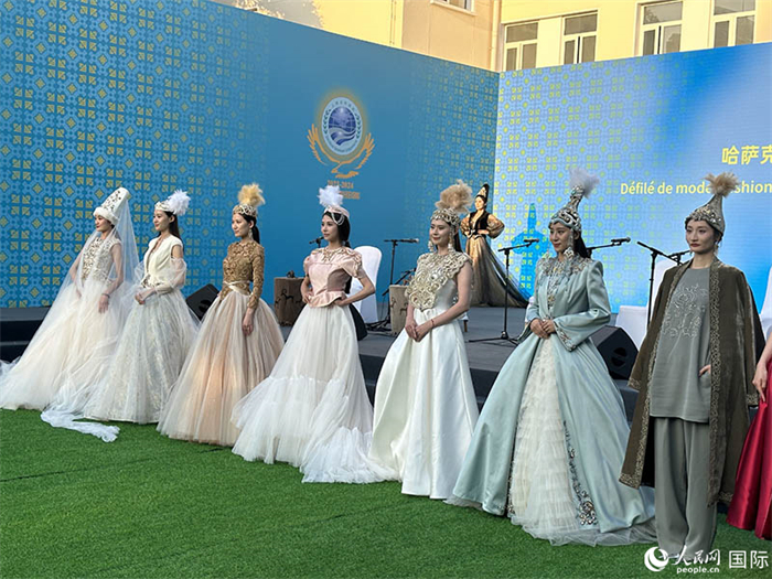 哈薩克斯坦獨(dú)立設(shè)計(jì)師品牌“Ai-zer”帶來(lái)了民族服裝時(shí)裝秀。人民網(wǎng) 阿爾達(dá)克攝