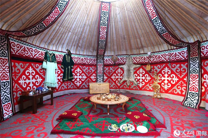 活動(dòng)現(xiàn)場(chǎng)展示了哈薩克斯坦的氈房。人民網(wǎng)記者 楊倩攝