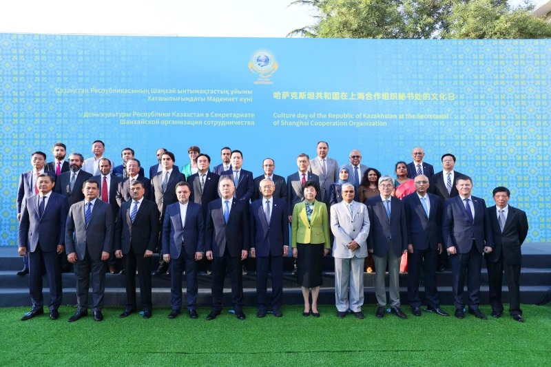 活動(dòng)現(xiàn)場(chǎng)來(lái)賓合影留念。主辦方供圖