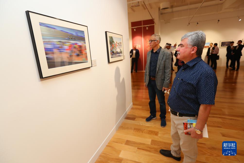 9月18日，人們?cè)诳ㄋ柖喙⒂^“你好，北京”攝影展。新華社記者隋先凱攝