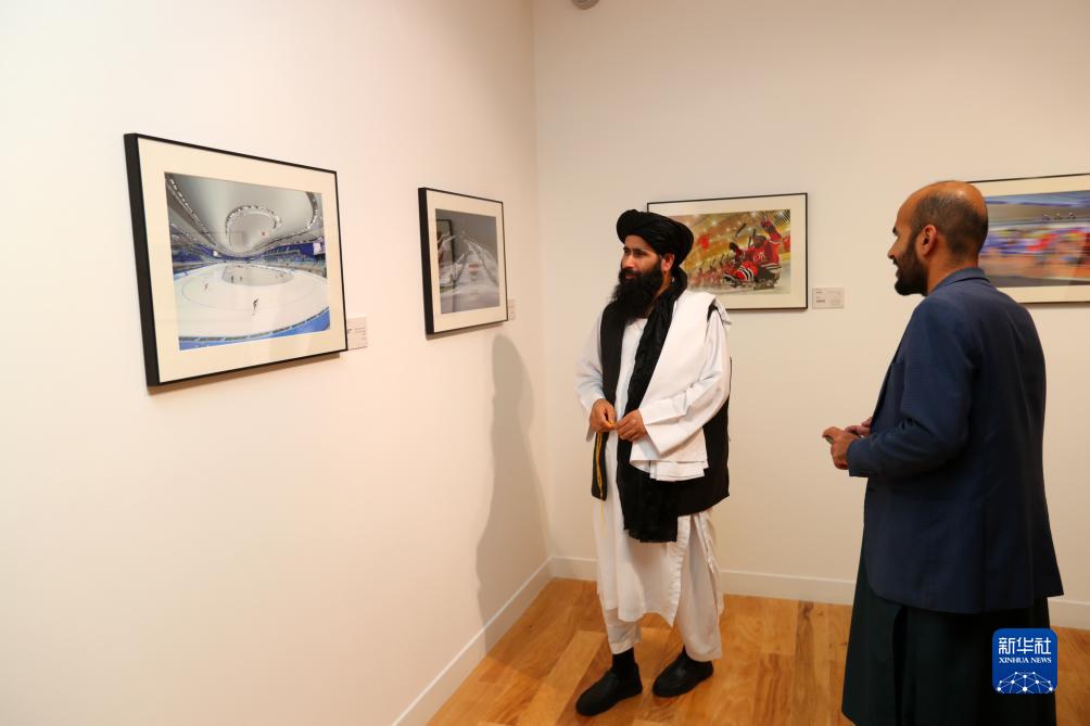 9月18日，人們?cè)诳ㄋ柖喙⒂^“你好，北京”攝影展。新華社記者隋先凱攝