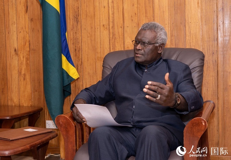 2023年9月14日，所羅門群島總理梅納西·索加瓦雷在首都霍尼亞拉接受人民網(wǎng)記者專訪。（人民網(wǎng) 賀吉攝影 ）