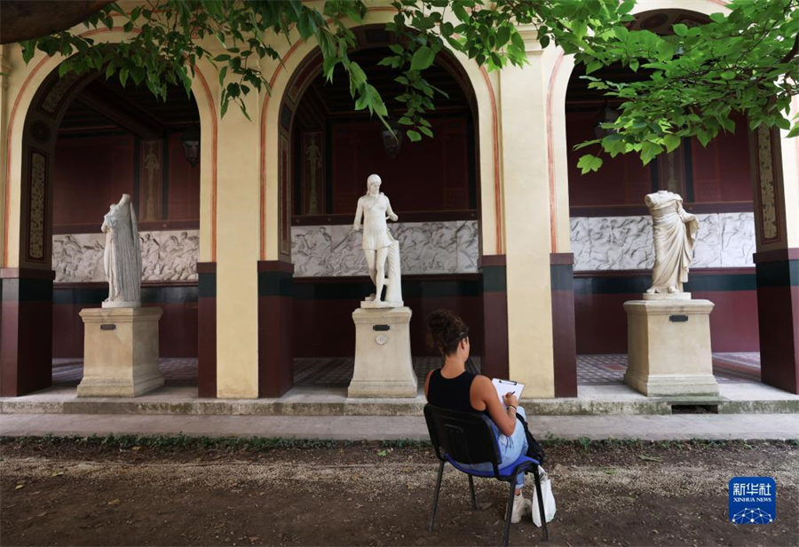 9月17日，在法國巴黎國立高等美術(shù)學(xué)院舉行的歐洲遺產(chǎn)日活動上，參觀者參與繪畫創(chuàng)作和體驗(yàn)。新華社記者 高靜 攝