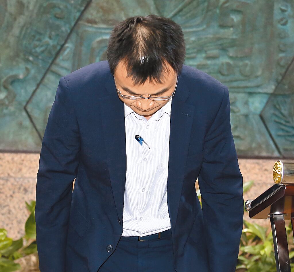 臺(tái)農(nóng)業(yè)部門(mén)負(fù)責(zé)人陳吉仲19日傍晚舉行記者會(huì)說(shuō)明項(xiàng)目進(jìn)口雞蛋議題，當(dāng)日晚間8點(diǎn)在臉書(shū)上宣布辭職。 圖片來(lái)源：臺(tái)灣“中時(shí)新聞網(wǎng)”