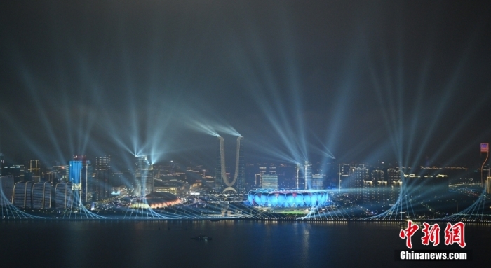 9月23日，杭州第19屆亞運(yùn)會(huì)開幕式在浙江杭州奧體中心體育場(chǎng)舉行。圖為璀璨燈光秀點(diǎn)亮錢塘江夜空。<a target='_blank' href='/'><p  align=