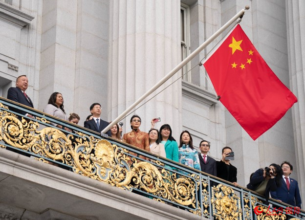 當?shù)貢r間9月29日，中國駐舊金山總領(lǐng)事張建敏與舊金山市長倫敦·布理德一起在舊金山市政廳陽臺升起中國國旗，慶祝中華人民共和國成立74周年。人民網(wǎng)記者 鄧圩攝