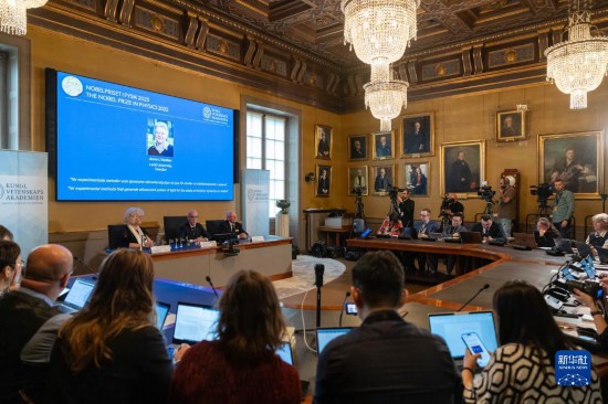 這是10月3日在瑞典斯德哥爾摩拍攝的2023年諾貝爾物理學獎公布現(xiàn)場。新華社發(fā)（魏學超攝）