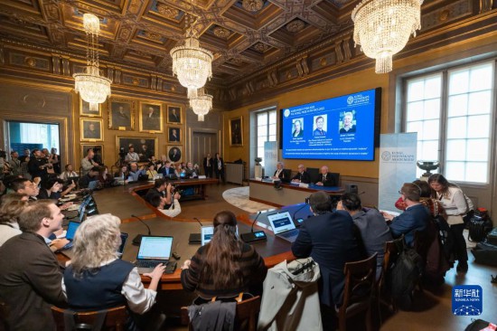 這是10月3日在瑞典斯德哥爾摩拍攝的2023年諾貝爾物理學獎公布現(xiàn)場。新華社發(fā)（魏學超攝）