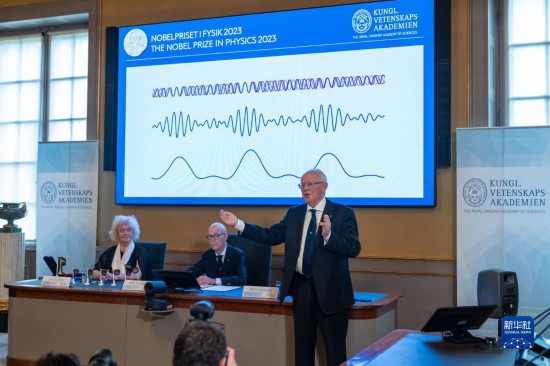 10月3日，在瑞典斯德哥爾摩舉行的2023年諾貝爾物理學獎公布現(xiàn)場，評委會專家解讀今年諾貝爾物理學獎得主的研究成果。新華社發(fā)（魏學超攝）