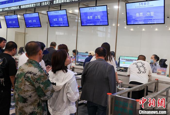 9月21日，旅客在北京站售票大廳內(nèi)購買火車票。當日，鐵路部門開始發(fā)售10月5日火車票。國鐵集團發(fā)布數(shù)據(jù)顯示，9月13日至20日已發(fā)售火車票1.5億張。鐵路部門將在9月27日至10月1日、10月4日至7日增開200列夜間高鐵，車票已陸續(xù)開始發(fā)售，盡最大努力滿足旅客出行需求。 <a target='_blank' href='/'><p  align=
