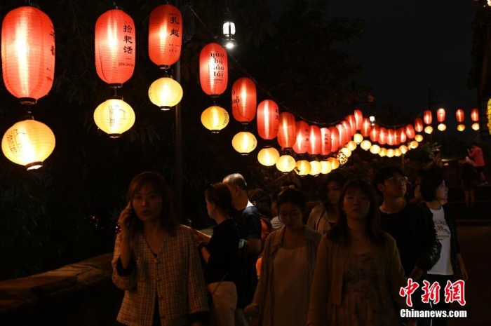 圖為游客夜游山城巷感受山城獨特魅力。<a target='_blank' href='/' ><p  align=