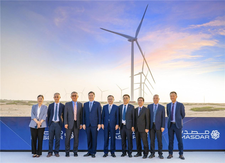 中方建設(shè)者在風(fēng)電場合影。中國電建供圖