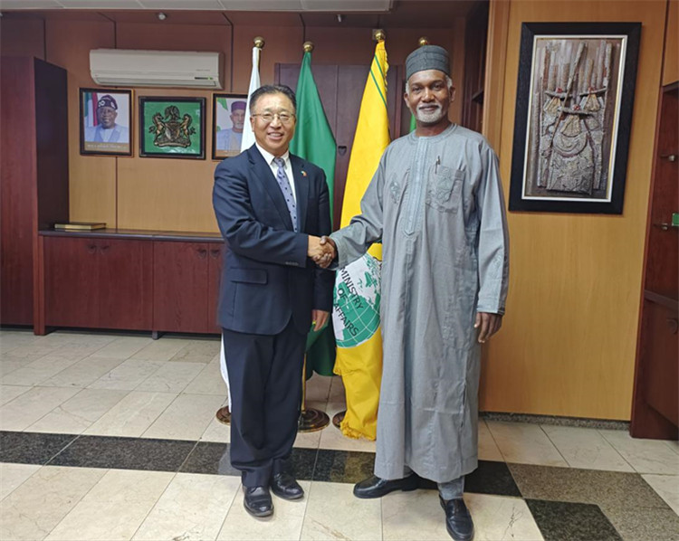 駐尼日利亞大使崔建春（左）會見尼外長圖加爾。駐尼使館供圖