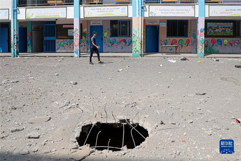 這是10月8日在加沙城一所學(xué)校拍攝的以色列空襲對地面造成的破壞。新華社發(fā)(里澤克·阿卜杜勒賈瓦德攝)