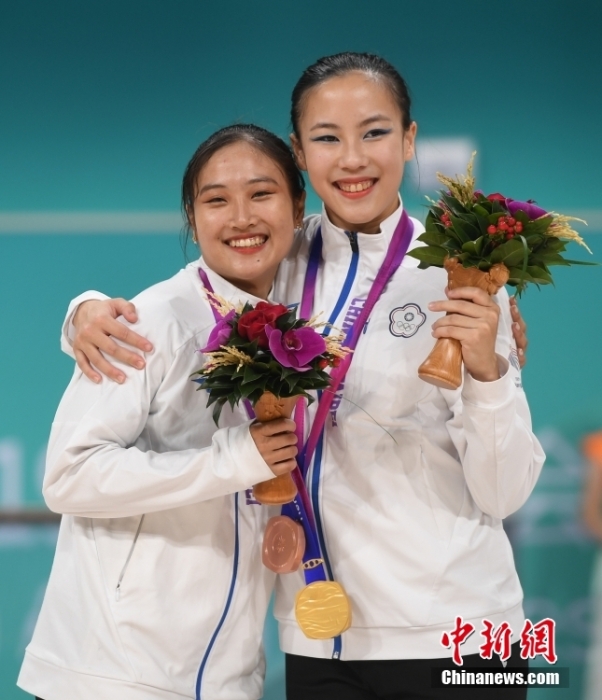 10月7日，杭州第19屆亞運(yùn)會(huì)輪滑項(xiàng)目女子花樣輪滑單人滑長節(jié)目決賽在錢塘輪滑中心舉行。結(jié)合短節(jié)目決賽成績，中國臺(tái)北選手洪筱晴(左)以94.38分的總成績奪得女子花樣輪滑單人滑冠軍，中國臺(tái)北選手張致如(右)獲得季軍。<a target='_blank' href='/'><p  align=