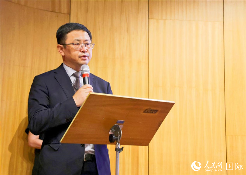 中國(guó)駐里約熱內(nèi)盧總領(lǐng)事館商務(wù)參贊徐元?jiǎng)侔l(fā)表致辭。人民網(wǎng)記者 陳海琪攝