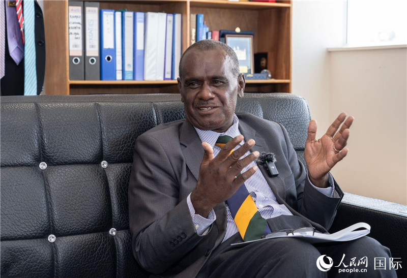 2023年9月13日，所羅門群島外交部長杰里邁亞·馬內(nèi)萊在首都霍尼亞拉接受人民網(wǎng)記者專訪。人民網(wǎng) 賀吉攝