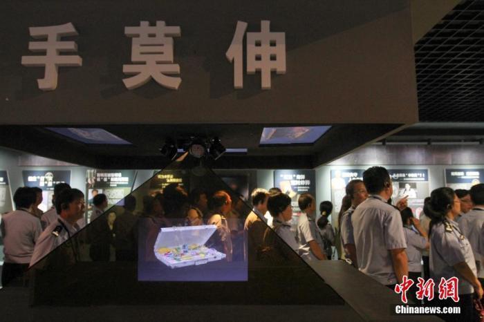 資料圖：2015年10月，海南省公安廳組織黨員干部前往反腐倡廉警示教育基地參觀受教。洪堅(jiān)鵬 攝