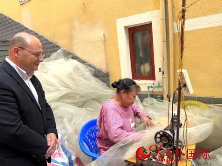 馬耳他瑪格麗特中學“中國角”教師馬丁·阿佐帕迪在福建省寧德市下歧村參觀。人民網(wǎng)記者 周雨攝