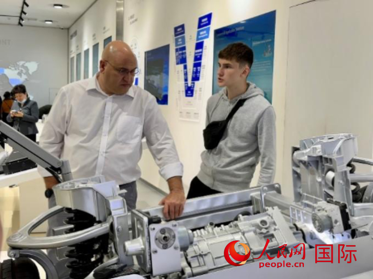 馬耳他瑪格麗特中學“中國角”的學生父親誒特伯特·斯肯布里參觀福建省寧德市寧德時代新能源科技股份有限公司。 人民網(wǎng)記者 周雨攝