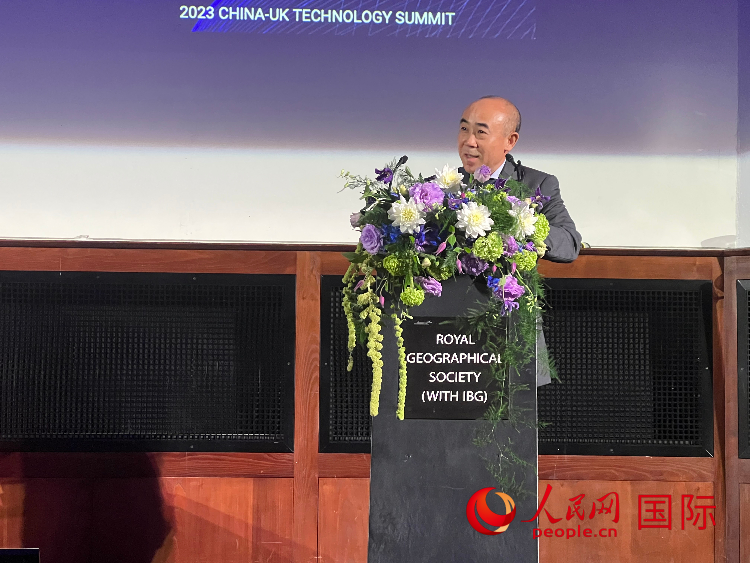中國駐英國使館科技公參丁明勤發(fā)表致辭。人民網(wǎng)記者 周卓斌攝