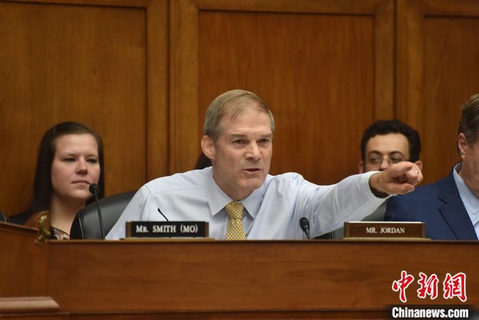 當(dāng)?shù)貢r(shí)間10月13日，美國(guó)國(guó)會(huì)眾議院共和黨人就議長(zhǎng)候選人再次進(jìn)行黨內(nèi)投票，眾議院司法委員會(huì)主席吉姆·喬丹獲得黨內(nèi)提名。圖為喬丹今年9月在眾議院監(jiān)督和問(wèn)責(zé)委員會(huì)聽(tīng)證會(huì)上發(fā)言。 <a target='_blank' href='/'><p  align=