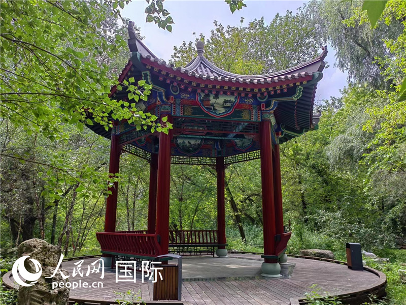 莫斯科中國(guó)貿(mào)易中心的中式園林“華銘園”一角。人民網(wǎng)記者 申亞欣攝