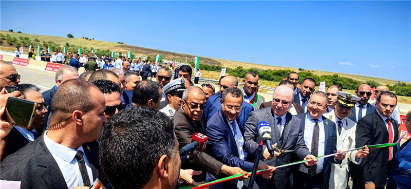 2023年8月12日，阿爾及利亞總理阿卜杜拉赫曼（前右四）參加阿爾及利亞東西高速公路東標段主線84公里段通車儀式。中信建設(shè)供圖