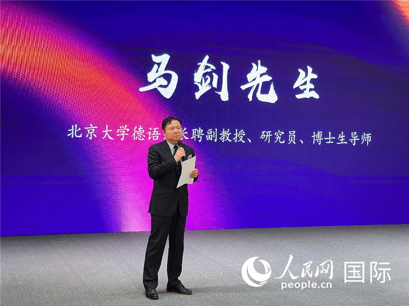 北京大學(xué)德語系長聘副教授馬劍點評學(xué)生表現(xiàn)。（攝影：張麗鷗）