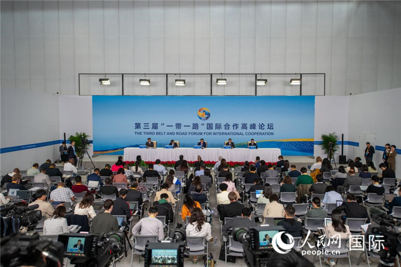 10月16日，第三屆“一帶一路”國際合作高峰論壇新聞中心在北京國家會(huì)議中心舉行首場吹風(fēng)會(huì)，邀請(qǐng)自然資源部國際合作司和相關(guān)單位負(fù)責(zé)人介紹有關(guān)情況，并回答記者提問。人民網(wǎng)記者 翁奇羽攝
