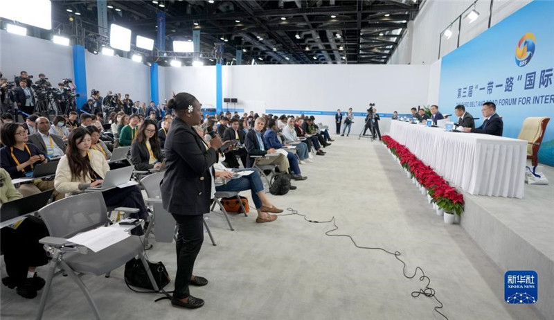 10月16日，第三屆“一帶一路”國際合作高峰論壇新聞中心在北京國家會(huì)議中心舉行首場吹風(fēng)會(huì)，邀請(qǐng)自然資源部國際合作司和相關(guān)單位負(fù)責(zé)人介紹有關(guān)情況，并回答記者提問。新華社記者 王毓國攝