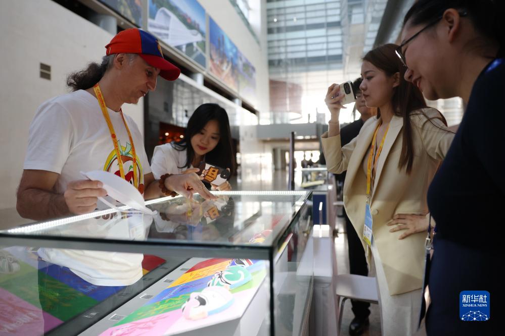 10月16日，參會記者在“一帶一路”國際合作高峰論壇新聞中心參觀展示的中國非物質(zhì)文化遺產(chǎn)展品。新華社記者 陳斌 攝