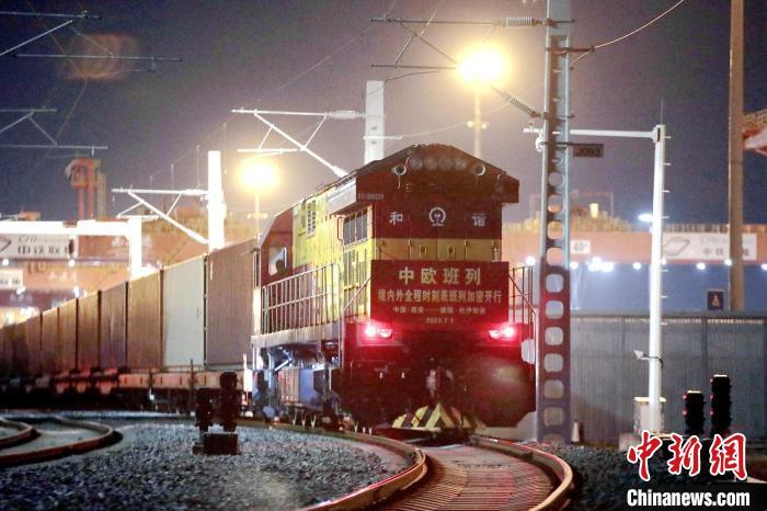 圖為中歐班列整裝待發(fā)。　鐘翰林 攝