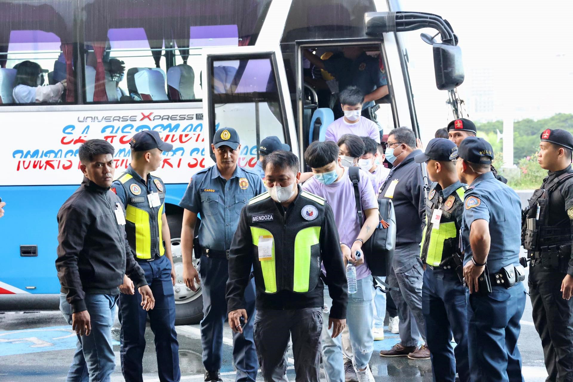 中菲兩國(guó)執(zhí)法部門(mén)合作遣返在菲從事離岸博彩的中國(guó)公民。中國(guó)駐菲律賓使館供圖