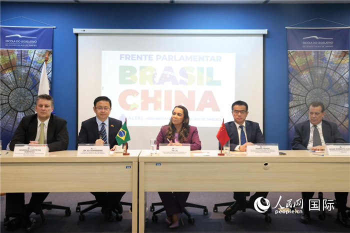 新一屆里約州巴西中國議員陣線在里約熱內(nèi)盧成立并舉行慶?;顒?,與會嘉賓在現(xiàn)場致辭。 人民網(wǎng)記者 時元皓攝