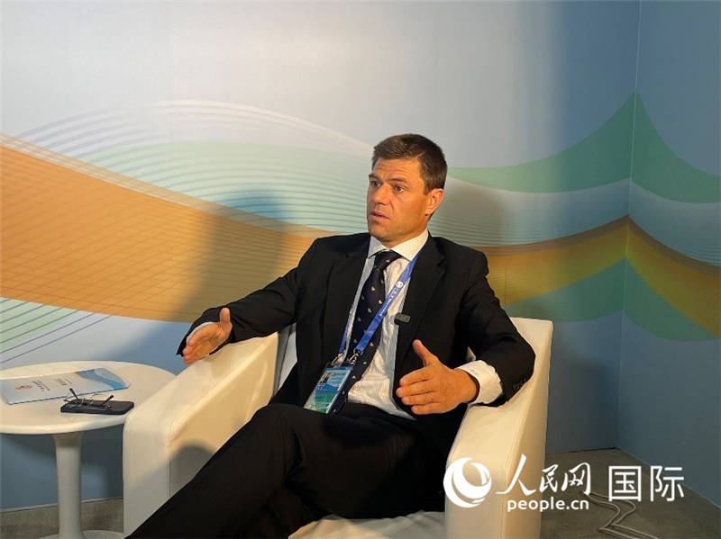 葡中工商會秘書長伯納德?門迪亞接受采訪。 人民網(wǎng)記者 張榮攝