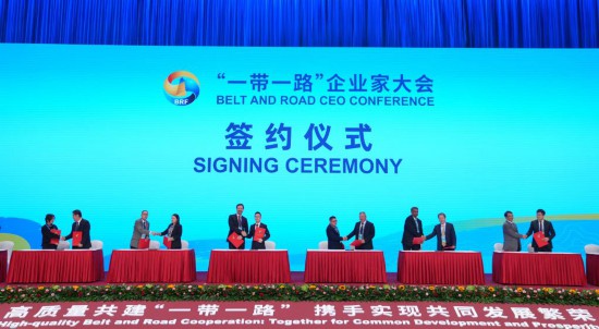 　　這是10月17日拍攝的簽約儀式現(xiàn)場(chǎng)。當(dāng)日，“一帶一路”企業(yè)家大會(huì)在北京召開(kāi)。（新華社記者王毓國(guó)攝）