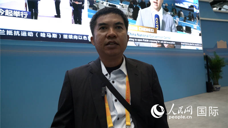 印尼《辛加朗綜合日?qǐng)?bào)》記者班邦·蘇利斯提奧（Bambang Sulistio）與記者交談。人民網(wǎng) 楊春燕攝