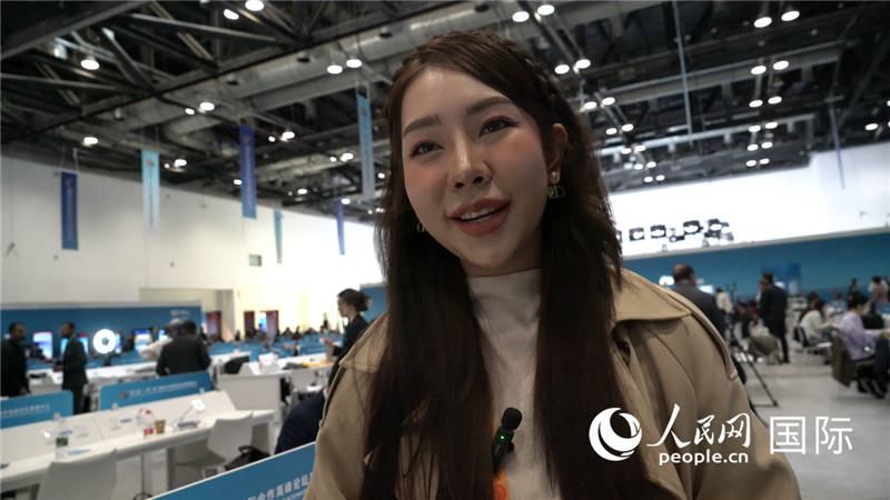 泰國(guó)TOPNEWS電視臺(tái)主播蓬薩婉?乍如潘（Phonsawan Jarupan）與記者交談。人民網(wǎng) 楊春燕攝