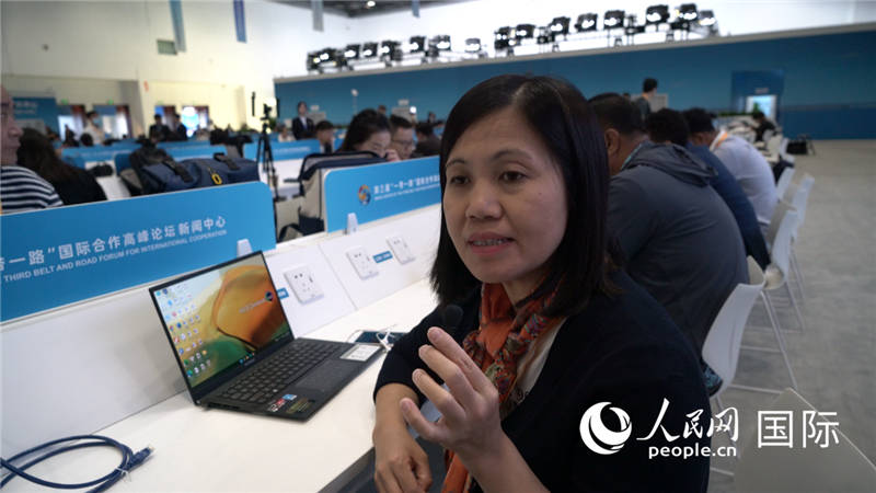 越南之聲廣播電臺(tái)記者胡鴻行（音譯，H? H?ng H?nh）與記者交談。人民網(wǎng) 楊春燕攝