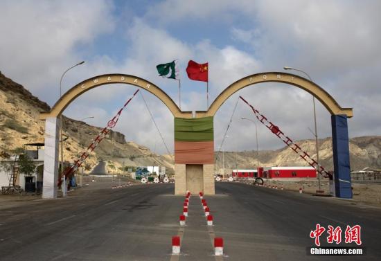 5月5日，瓜達爾港出入口的拱門。瓜達爾港是阿拉伯海沿岸的一座天然不凍良港，也是中巴經(jīng)濟走廊的南端起點。中國公司自2013年開始取得瓜達爾港的運營權，目前各項工作逐步展開。盡管自然條件差、物資匱乏，但瓜達爾卻有著重要的地理位置。瓜達爾是巴基斯坦通往波斯灣和阿拉伯海的大門，距離霍爾木茲海峽僅400公里。作為一帶一路有益補充的中巴經(jīng)濟走廊經(jīng)濟構架的確立，使位于巴基斯坦最南端的瓜達爾港成為中巴經(jīng)濟走廊的一個重要出?？?。<a target='_blank' href='/'><p  align=