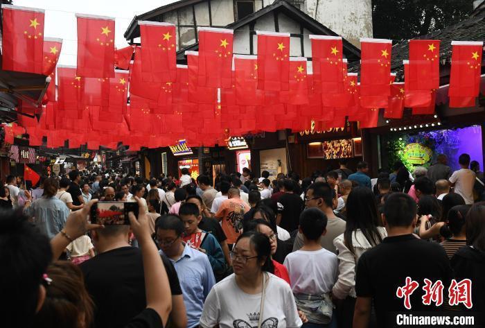 圖為重慶千年古鎮(zhèn)磁器口游人如織。<a target='_blank' href='/' ><p  align=