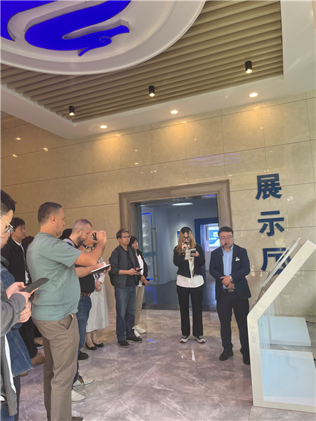 （在文瀾智谷中試產(chǎn)業(yè)基地，中外記者深入了解科技轉(zhuǎn)化情況 趙橙涔攝）