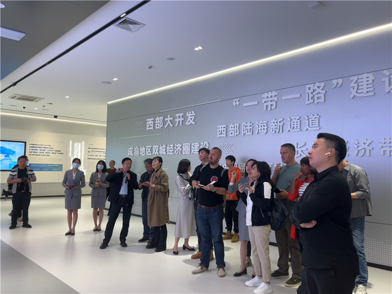 （成都國際鐵路港展廳，中外記者邊聽邊記，了解成都國際鐵路港運行情況 趙橙涔攝